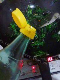 家常菜木耳炒青菜做法图解5)