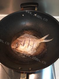 喷香的干烧鲳鱼做法图解4)