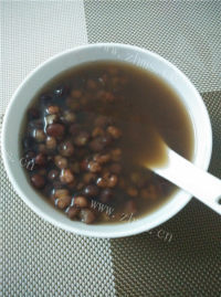 美味佳肴般的红豆薏米汤做法图解4)