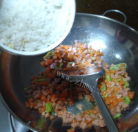 美味的胡萝卜炒饭做法图解8)