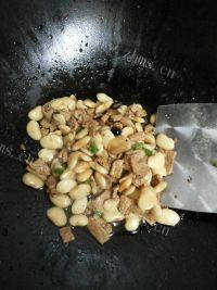 美味的白银豆炒肉做法图解9)