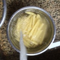 美味佳肴般的自制炸薯条做法图解3)
