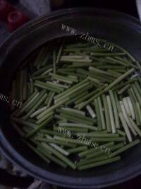 美味的蒜薹炒木耳做法图解1)