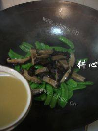 香菇炒荷兰豆自制做法图解14)