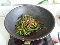 喷香的腊肠炒蒜苔做法图解10)