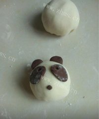 萌萌哒熊猫紫薯包做法图解12)