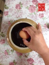 美味腌流油咸鸡蛋做法图解8)