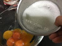 自制微波蛋糕做法图解4)
