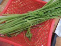 家常菜芹菜炒肉末做法图解1)