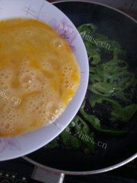 饱满的青椒炒蛋做法图解5)