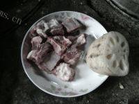 美味的莲藕焖排骨做法图解1)