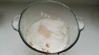 喷香的南瓜花朵面包做法图解2)
