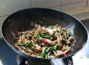 美味的黄瓜花炒鸭里脊做法图解5)