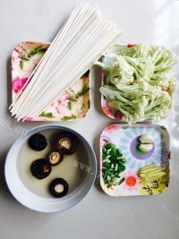 美味的花菜香菇面做法图解1)