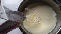 美味的牛奶炖鸡蛋做法图解2)