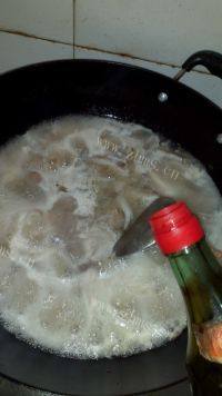 美味的平菇肉片汤做法图解11)