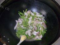 味道香醇的芹菜炒鱿鱼