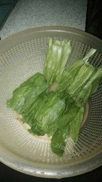 自制清炒油麦菜做法图解2)