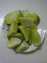 美味的鲜虾青萝卜汤做法图解3)