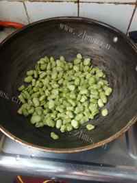 特下饭的韭菜炒蚕豆做法图解2)