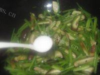 家常菜香菇芹菜做法图解6)
