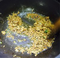 美味的酸豆角炒肉末做法图解7)