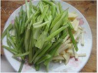 芹菜炒土豆做法图解2)