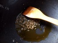 美味的苹果香菇炒鸡翅做法图解7)