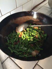 很有食欲的肉炒豇豆做法图解6)