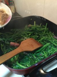 家常菜腊肠炒芥兰做法图解7)