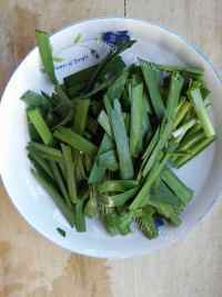 家常菜土豆丝炒韭菜做法图解3)
