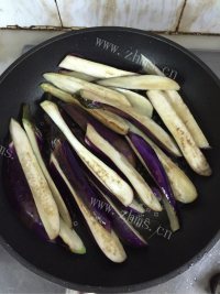 好吃的咸鱼茄子煲做法图解1)