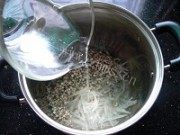 美味的银鱼苡仁汤做法图解2)