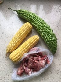 食欲满满的苦瓜玉米排骨汤做法图解1)