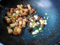 美味的五花肉炖土豆做法图解6)