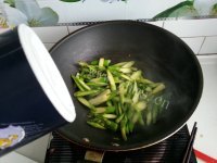 家常菜腊肠炒芦笋做法图解7)