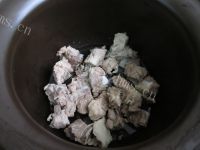 色泽鲜亮的萝卜海带排骨汤做法图解5)