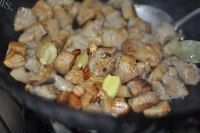好吃的拆骨肉焖栗子做法图解7)
