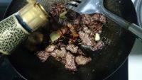 味美肉鲜的黄焖牛肉做法图解11)
