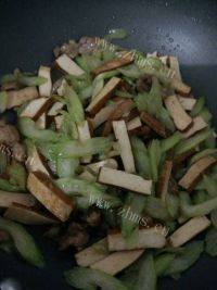 西芹炒豆干做法图解9)