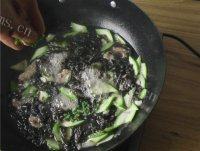 营养丰富的紫菜丝瓜瘦肉汤做法图解13)
