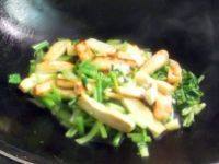 口感极佳的芹菜炒豆腐干做法图解6)