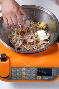 自制水晶肉皮冻做法图解3)