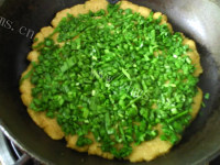 好吃的韭菜豆面玉米饼做法图解14)