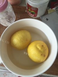 酸甜的柠檬蜂蜜水做法图解2)