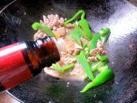 口味十足的青椒炒腰花做法图解10)
