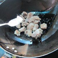 诱人的土豆蒸排骨做法图解6)