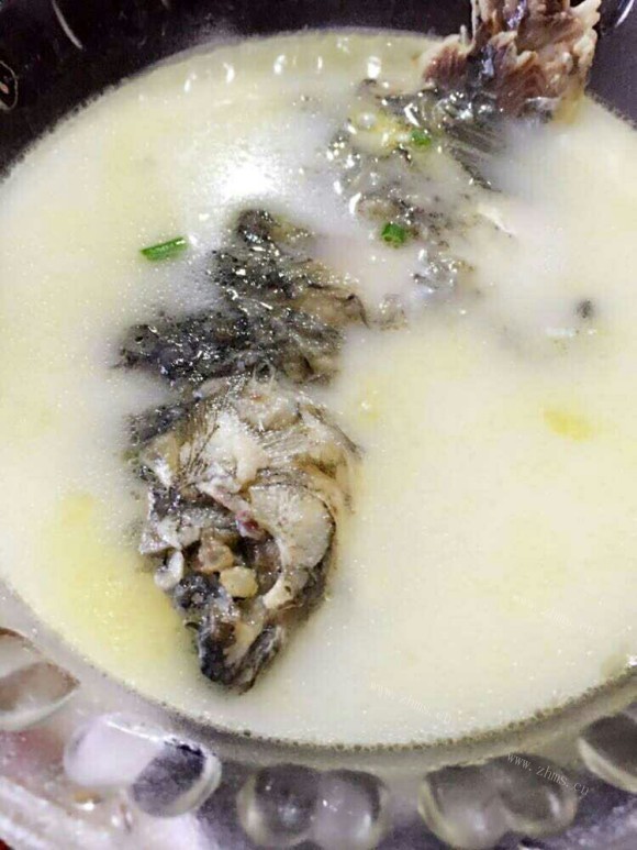 色泽鲜亮的奶白鲫鱼汤