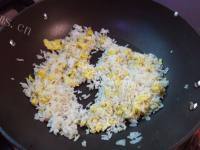 美味的鸡蛋紫甘蓝炒饭做法图解7)