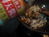 让人怀念的蘑菇炒肉做法图解10)